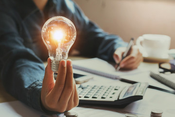 汽车无缘无故被别人划了怎么办