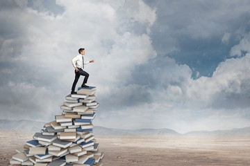 汽车无缘无故被别人划了怎么办