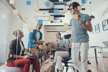 分析仪《扁鹊见蔡桓公》给予扁鹊在此医患沟通中提出一条建议？