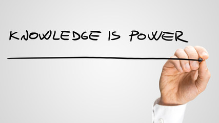 分析仪《扁鹊见蔡桓公》给予扁鹊在此医患沟通中提出一条建议？